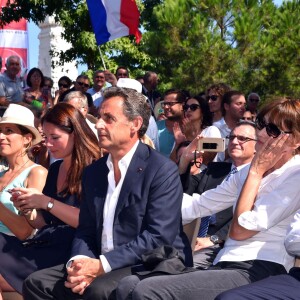 Louis Nègre, le maire de Cagnes-sur-Mer, Maud Fontenoy, Nicolas Sarkozy avec sa femme Carla Bruni-Sarkozy et Eric Ciotti, le président du conseil départemental des Alpes-Maritimes, lors d'une rencontre entre les élus et les militants du parti Les Républicains au jardin Albert 1er de Nice le 19 juillet 2015