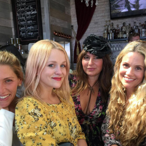 Odette Annable a réuni ses copines Cacee Cobb, Adrienne Sands, et Nicole Chavez lors de sa baby-shower organisée dans un restaurant de West Hollywood, le 1er aout 2015.