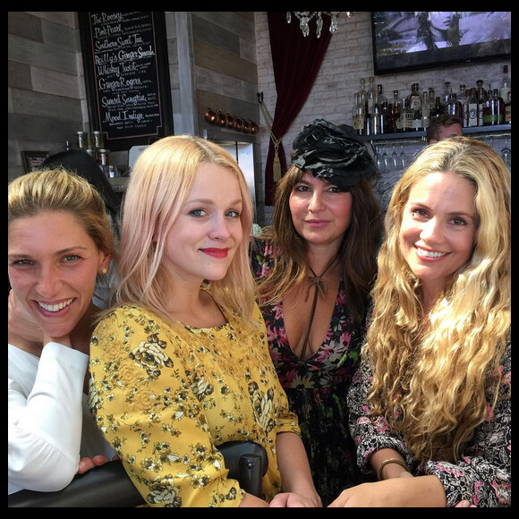 Odette Annable a réuni ses copines Cacee Cobb, Adrienne Sands, et Nicole Chavez lors de sa baby-shower organisée dans un restaurant de West Hollywood, le 1er aout 2015.