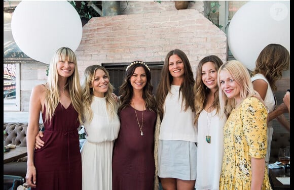 Odette Annable a posté une photo avec ses copines lors de sa baby-shower organisée dans un restaurant de West Hollywood, le 1er aout 2015 sur Instagram.