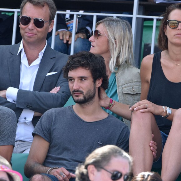 Laure Manaudou et son compagnon Jérémy Frérot dans les tribunes de Roland-Garros à Paris, le 7 juin 2015