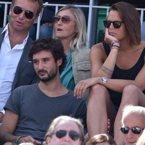 Laure Manaudou et son compagnon Jérémy Frérot dans les tribunes de Roland-Garros à Paris, le 7 juin 2015