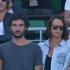 Laure Manaudou et son compagnon Jérémy Frérot dans les tribunes de Roland-Garros à Paris, le 7 juin 2015