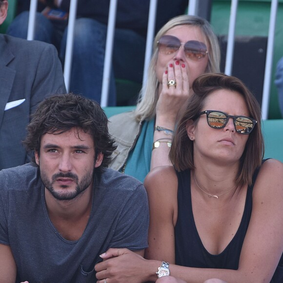 Laure Manaudou et son compagnon Jérémy Frérot dans les tribunes de Roland-Garros à Paris, le 7 juin 2015