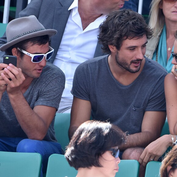 Laure Manaudou et son compagnon Jérémy Frérot dans les tribunes de Roland-Garros à Paris, le 7 juin 2015