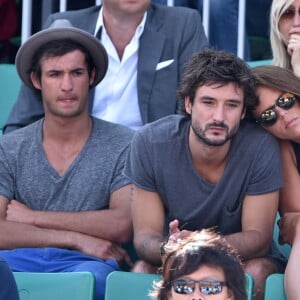 Laure Manaudou et son compagnon Jérémy Frérot dans les tribunes de Roland-Garros à Paris, le 7 juin 2015