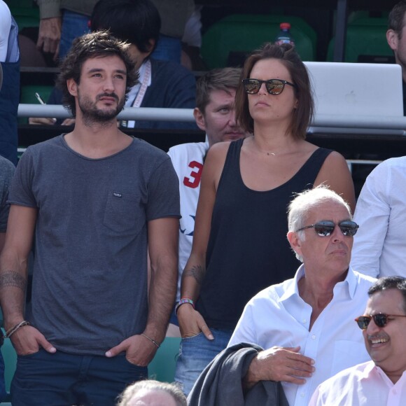 Laure Manaudou et son compagnon Jérémy Frérot dans les tribunes de Roland-Garros à Paris, le 7 juin 2015