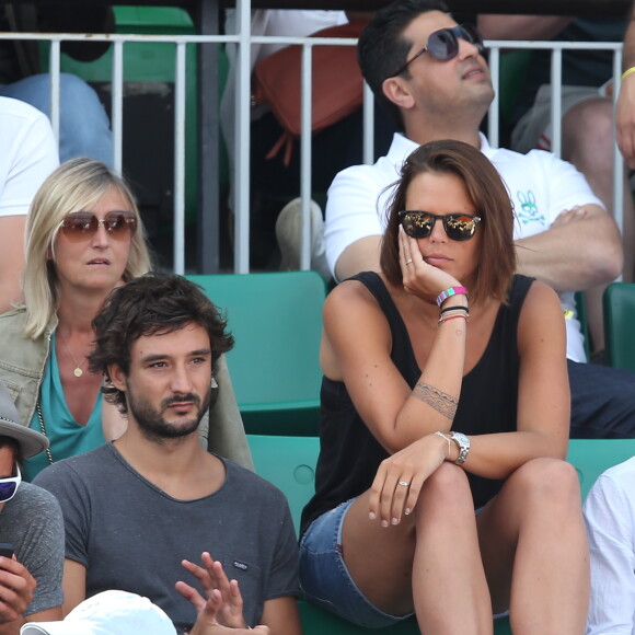 Laure Manaudou et son compagnon Jérémy Frérot dans les tribunes de Roland-Garros à Paris, le 7 juin 2015