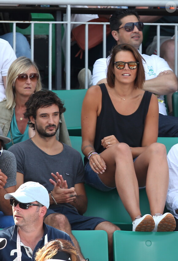 Laure Manaudou et son compagnon Jérémy Frérot dans les tribunes de Roland-Garros à Paris, le 7 juin 2015
