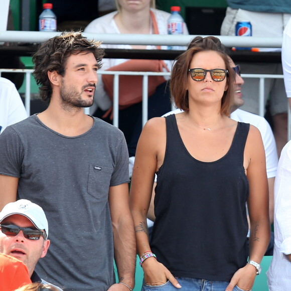 Laure Manaudou et son compagnon Jérémy Frérot dans les tribunes de Roland-Garros à Paris, le 7 juin 2015