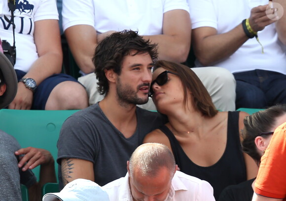 Laure Manaudou et son compagnon Jérémy Frérot, amoureux dans les tribunes de Roland-Garros à Paris, le 7 juin 2015