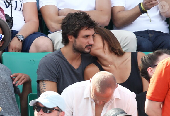 Laure Manaudou et son compagnon Jérémy Frérot dans les tribunes de Roland-Garros à Paris, le 7 juin 2015