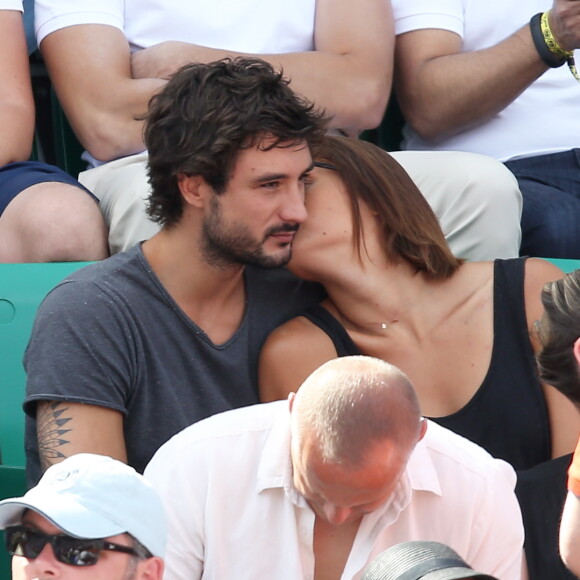 Laure Manaudou et son compagnon Jérémy Frérot dans les tribunes de Roland-Garros à Paris, le 7 juin 2015