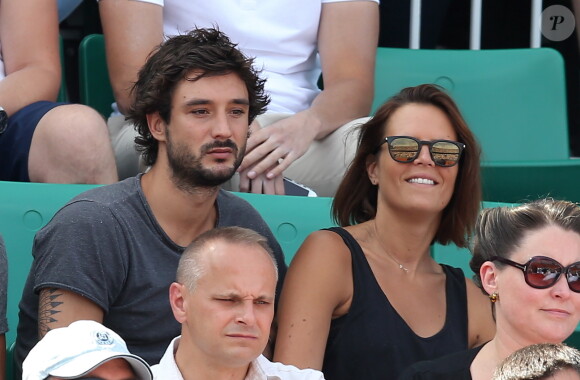 Laure Manaudou et son compagnon Jérémy Frérot dans les tribunes de Roland-Garros à Paris, le 7 juin 2015