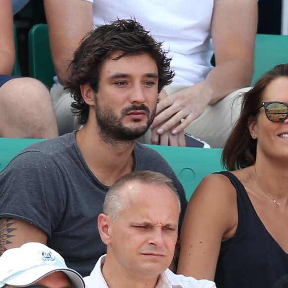 Laure Manaudou et son compagnon Jérémy Frérot dans les tribunes de Roland-Garros à Paris, le 7 juin 2015