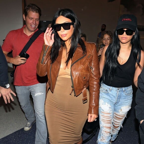 Kim Kardashian, enceinte, arrive à l'aéroport LAX de Los Angeles, le 3 août 2015.