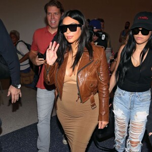 Kim Kardashian, enceinte, arrive à l'aéroport LAX de Los Angeles, le 3 août 2015.