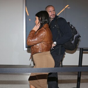 Kim Kardashian, enceinte, arrive à l'aéroport LAX de Los Angeles, le 3 août 2015.