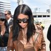 Kim Kardashian, enceinte, arrive à l'aéroport LAX de Los Angeles, le 3 août 2015.