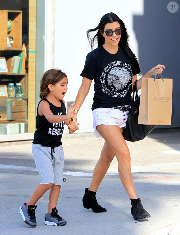 Kourtney Kardashian et son fils Mason font du shopping à Beverly Hills, le 3 août 2015.