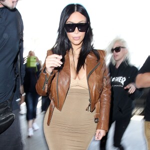 Kim Kardashian, enceinte, arrive à l'aéroport LAX de Los Angeles, le 3 août 2015.
