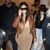 Kim Kardashian, enceinte, arrive à l'aéroport LAX de Los Angeles, le 3 août 2015.