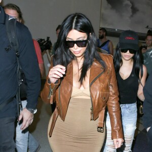 Kim Kardashian, enceinte, arrive à l'aéroport LAX de Los Angeles, le 3 août 2015.