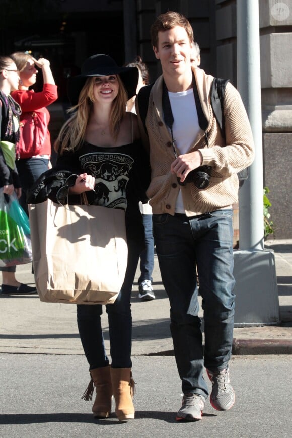 Dreama Walker et son petit ami - Tournage de la serie "Don't Trust The B- In Apartment 23" a New York, le 21 octobre 2012. 