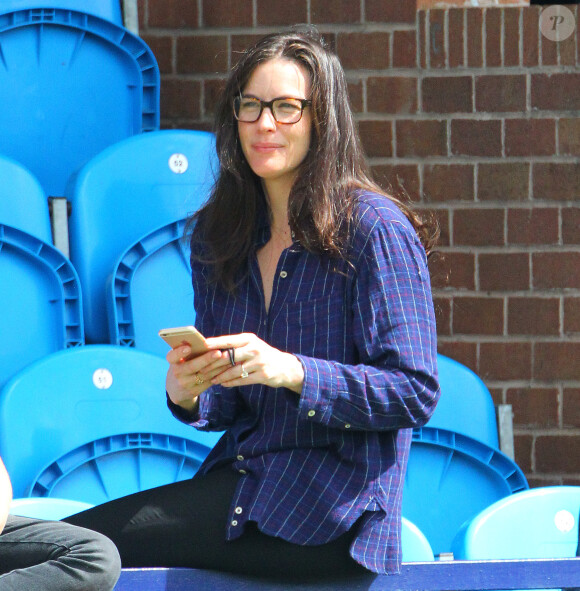 Liv Tyler assiste à un match de charité dans lequel joue son compagnon Dave Gardner, avec son fils Sailor, depuis les tribunes de l'Ewen Fields de Hyde, près de Manchester, le 2 août 2015