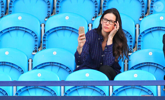 Liv Tyler assiste à un match de charité dans lequel joue son compagnon Dave Gardner, avec son fils Sailor, depuis les tribunes de l'Ewen Fields de Hyde, près de Manchester, le 2 août 2015