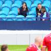 Liv Tyler assiste à un match de charité dans lequel joue son compagnon Dave Gardner, avec son fils Sailor, depuis les tribunes de l'Ewen Fields de Hyde, près de Manchester, le 2 août 2015