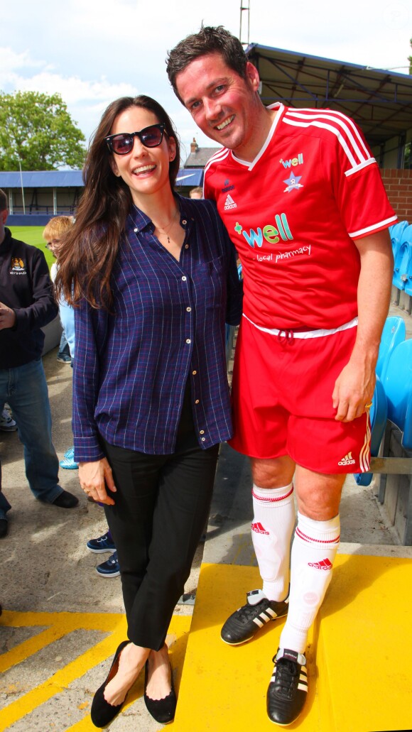 Liv Tyler assiste à un match de charité dans lequel joue son compagnon Dave Gardner, avec son fils Sailor, depuis les tribunes de l'Ewen Fields de Hyde, près de Manchester, le 2 août 2015