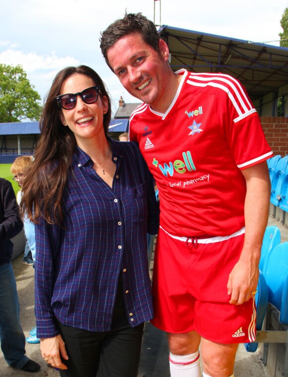 Liv Tyler assiste à un match de charité dans lequel joue son compagnon Dave Gardner, avec son fils Sailor, depuis les tribunes de l'Ewen Fields de Hyde, près de Manchester, le 2 août 2015