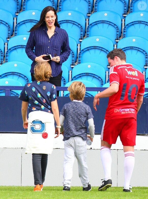 Liv Tyler assiste à un match de charité dans lequel joue son compagnon Dave Gardner, avec son fils Sailor, depuis les tribunes de l'Ewen Fields de Hyde, près de Manchester, le 2 août 2015