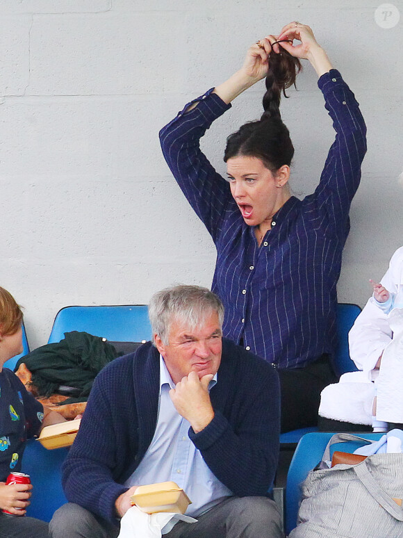 Liv Tyler assiste à un match de charité dans lequel joue son compagnon Dave Gardner, avec son fils Sailor, depuis les tribunes de l'Ewen Fields de Hyde, près de Manchester, le 2 août 2015