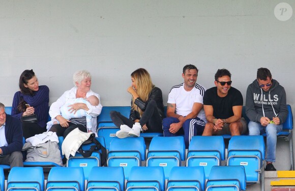 Liv Tyler assiste à un match de charité dans lequel joue son compagnon Dave Gardner, avec son fils Sailor, depuis les tribunes de l'Ewen Fields de Hyde, près de Manchester, le 2 août 2015