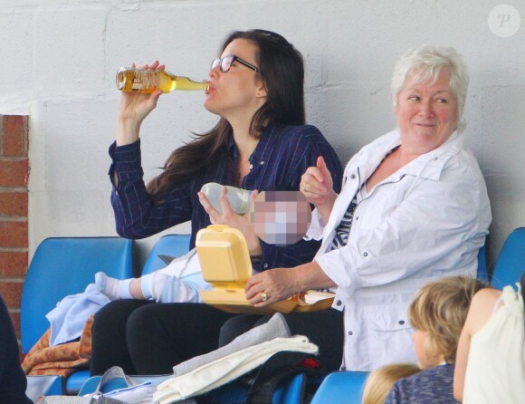 Liv Tyler assiste à un match de charité dans lequel joue son compagnon Dave Gardner, avec son fils Sailor, depuis les tribunes de l'Ewen Fields de Hyde, près de Manchester, le 2 août 2015