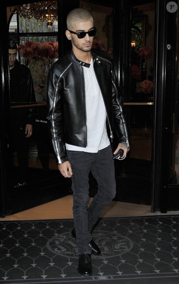 Zayn Malik quitte l'Hôtel Four Seasons George V pendant la semaine de la mode masculine à Paris le 24 juin 2015.  
