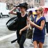 Ireland Baldwin et sa cousine Hailey Baldwin sous la pluie à New York, le 30 juillet 2015.