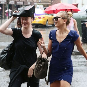 Ireland Baldwin et sa cousine Hailey Baldwin sous la pluie à New York, le 30 juillet 2015.