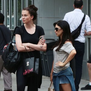 Ireland Baldwin se promène avec sa belle-mère Hilaria Thomas Baldwin à New York, le 30 juillet 2015.