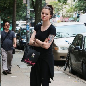 Ireland Baldwin se promène avec sa belle-mère Hilaria Thomas Baldwin à New York, le 30 juillet 2015.