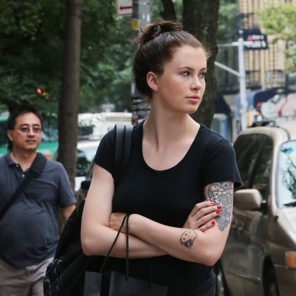 Ireland Baldwin se promène avec sa belle-mère Hilaria Thomas Baldwin à New York, le 30 juillet 2015.