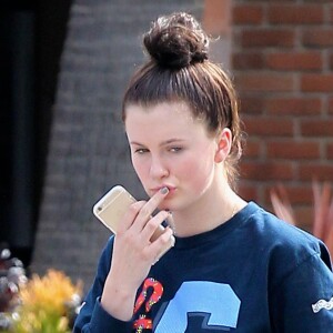 Semi-Exclusif - Ireland Baldwin, devenue brune, se promène avec des amis dans les rues de Malibu, le 22 mai 2015