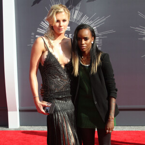 Ireland Baldwin et son amie Angel Haze - Cérémonie des MTV Video Music Awards à Inglewood, le 24 août 2014.