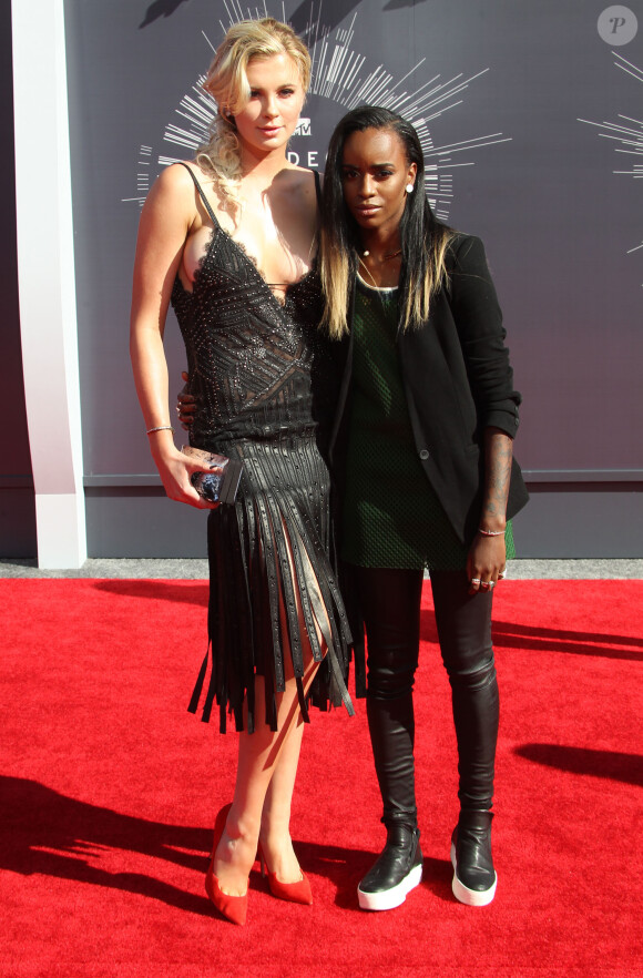 Ireland Baldwin et son amie Angel Haze - Cérémonie des MTV Video Music Awards à Inglewood, le 24 août 2014.