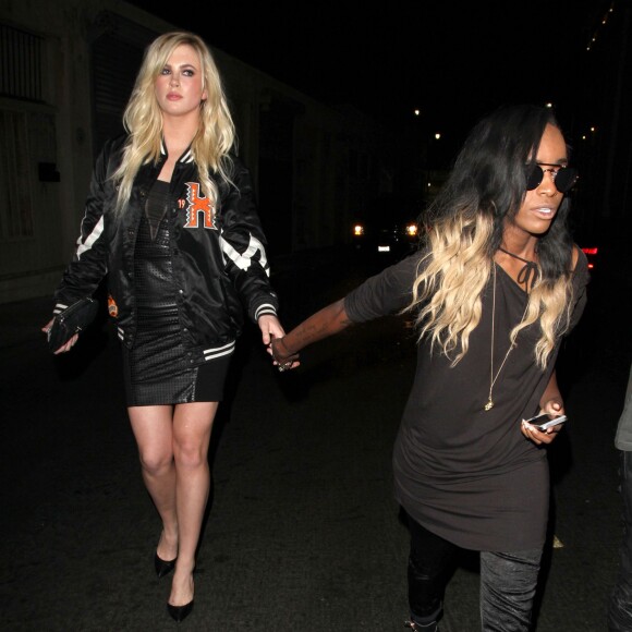 Ireland Baldwin et sa compagne Angel Haze ont passé la soirée au Dirty Laundry Bar à Hollywood. Le 11 juin 2014