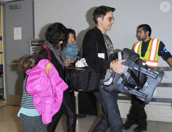 Halle Berry, son mari Olivier Martinez et leur fils Maceo arrivent à l'aéroport de Los Angeles en provenance de Paris, le 4 janvier 2015. Ils ont passé les fêtes dans la capitale. Nahla, la fille de l'actrice restée avec son père à Los Angeles, est venue les accueillir à l'aéroport.