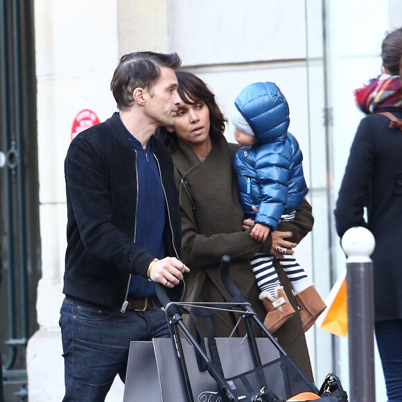 Olivier Martinez, sa femme Halle Berry et leur fils Maceo se promènent à Paris, le 20 décembre 2014.