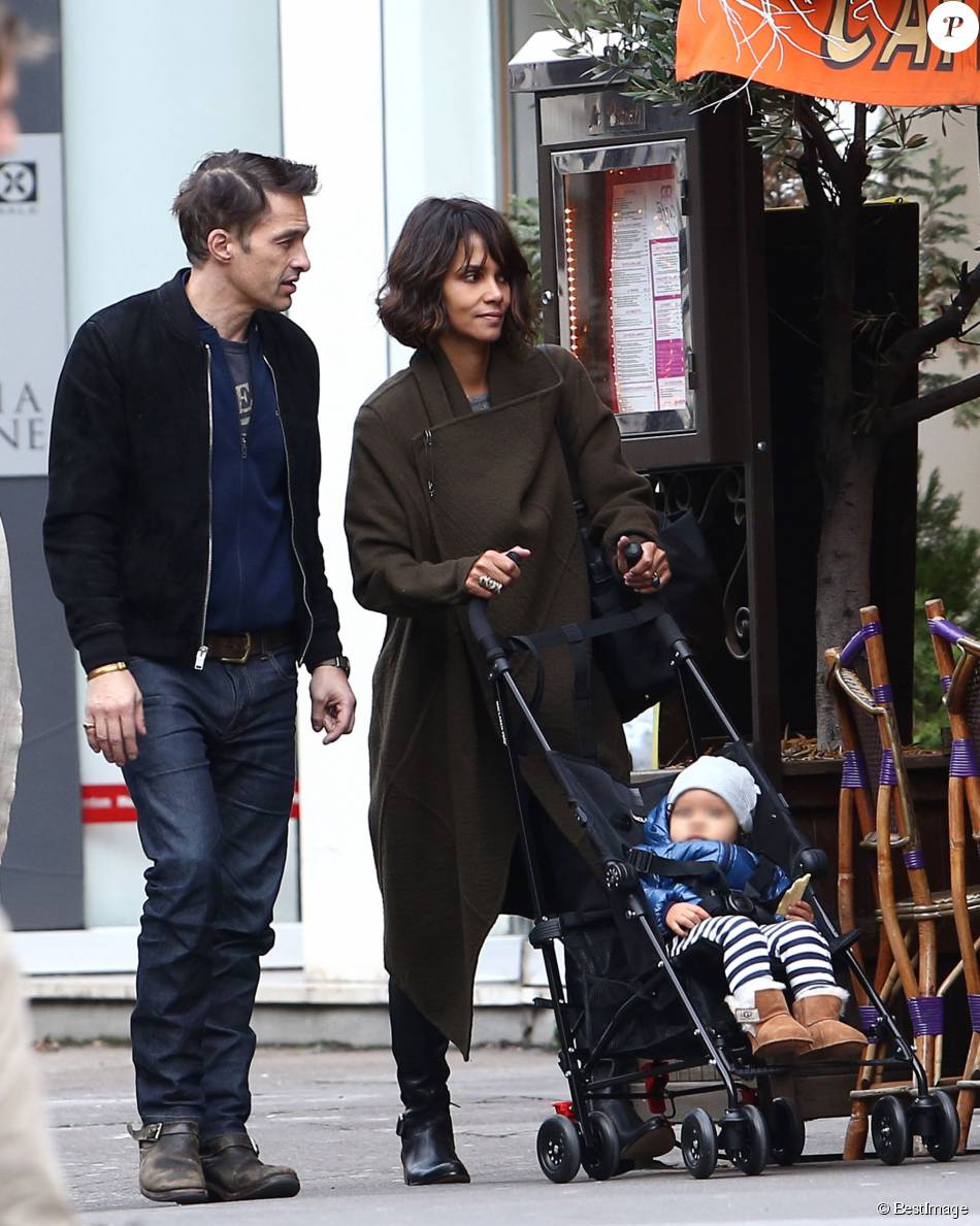 Olivier Martinez, sa femme Halle Berry et leur fils Maceo se promènent à Paris, le 20 décembre
